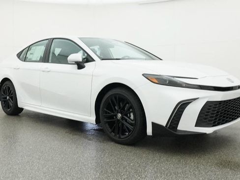 Used 2026 Toyota Camry SE FWD image 36