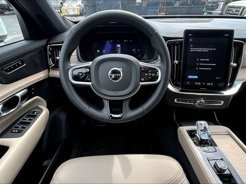 Used 2025 Volvo XC90 B6 Plus image 5