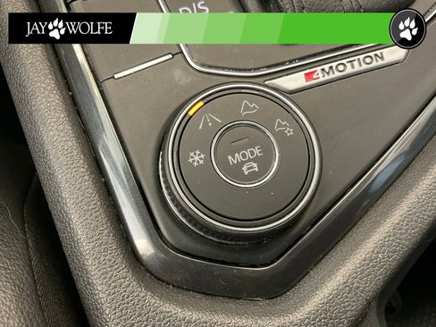 Used 2018 Volkswagen Tiguan SE w/ Panoramic Sunroof Package AWD/4WD image 17
