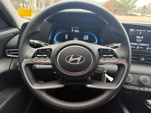 Used 2025 Hyundai Elantra SE image 9