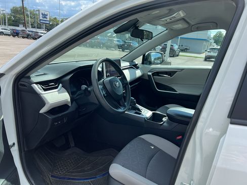 Used 2024 Toyota RAV4 XLE AWD/4WD image 9