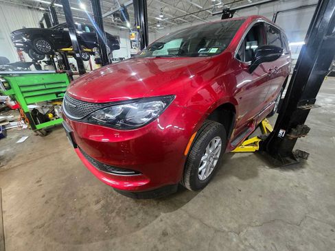 Used 2025 Chrysler Voyager LX FWD image 1