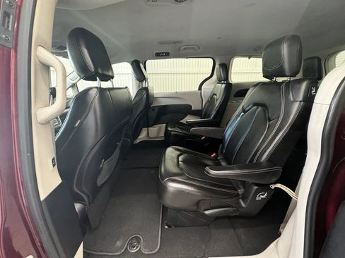 Used 2020 Chrysler Voyager Lxi image 9