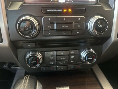 Used 2015 Ford F150 Platinum w/ Equipment Group 701A Luxury AWD/4WD image 9