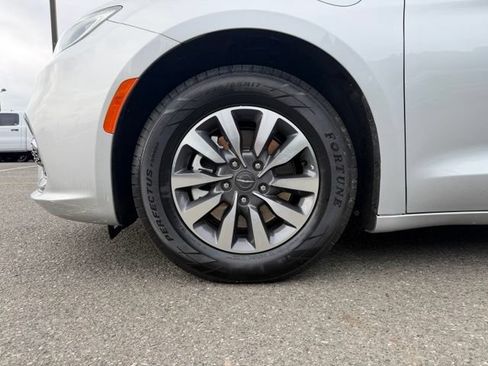 Used 2024 Chrysler Pacifica Limited FWD image 16