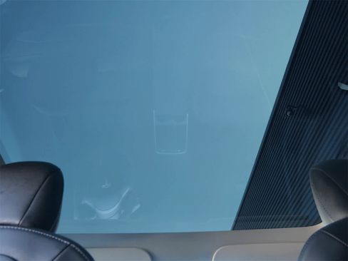 Used 2022 Tesla Model Y Long Range image 16