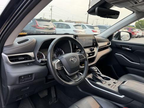 Used 2023 Toyota Highlander XLE AWD/4WD image 9