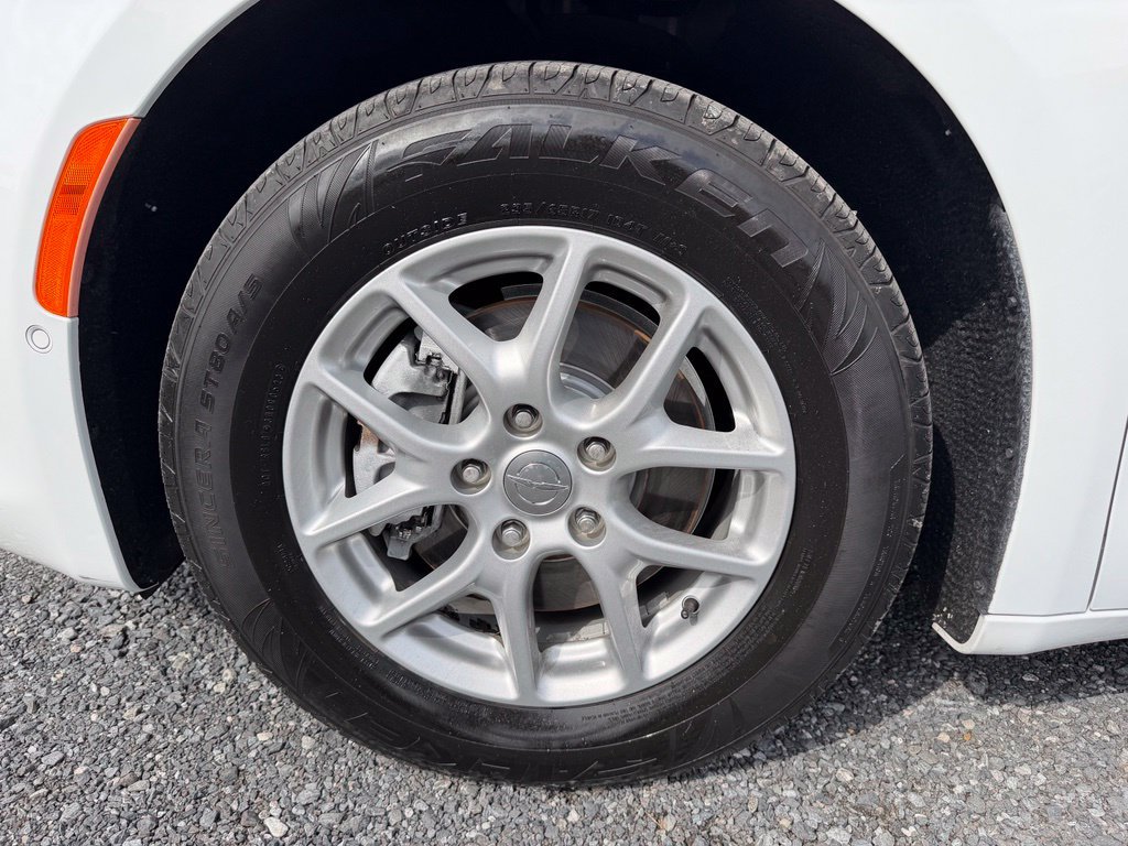 Used 2020 Chrysler Pacifica Touring-L w/ Advanced Safetytec Group FWD image 13
