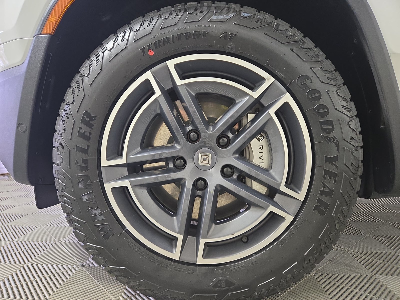 Used 2025 Rivian R1S Adventure Dual AWD/4WD image 9