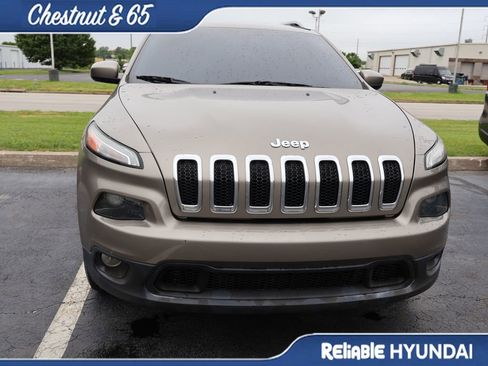 Used 2017 Jeep Cherokee Latitude w/ Comfort/Convenience Group AWD/4WD image 4