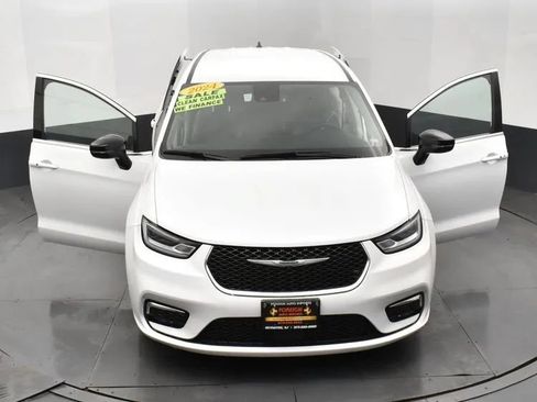 Used 2024 Chrysler Pacifica Touring-L FWD image 10