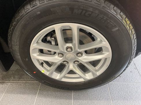 New 2025 Jeep Grand Cherokee Laredo w/ Luxury Tech Group I image 7