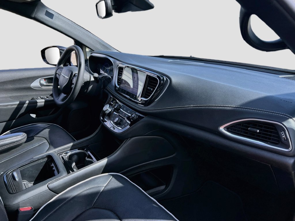 Used 2025 Chrysler Pacifica Limited FWD image 29