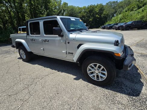Used 2023 Jeep Gladiator Sport AWD/4WD image 10