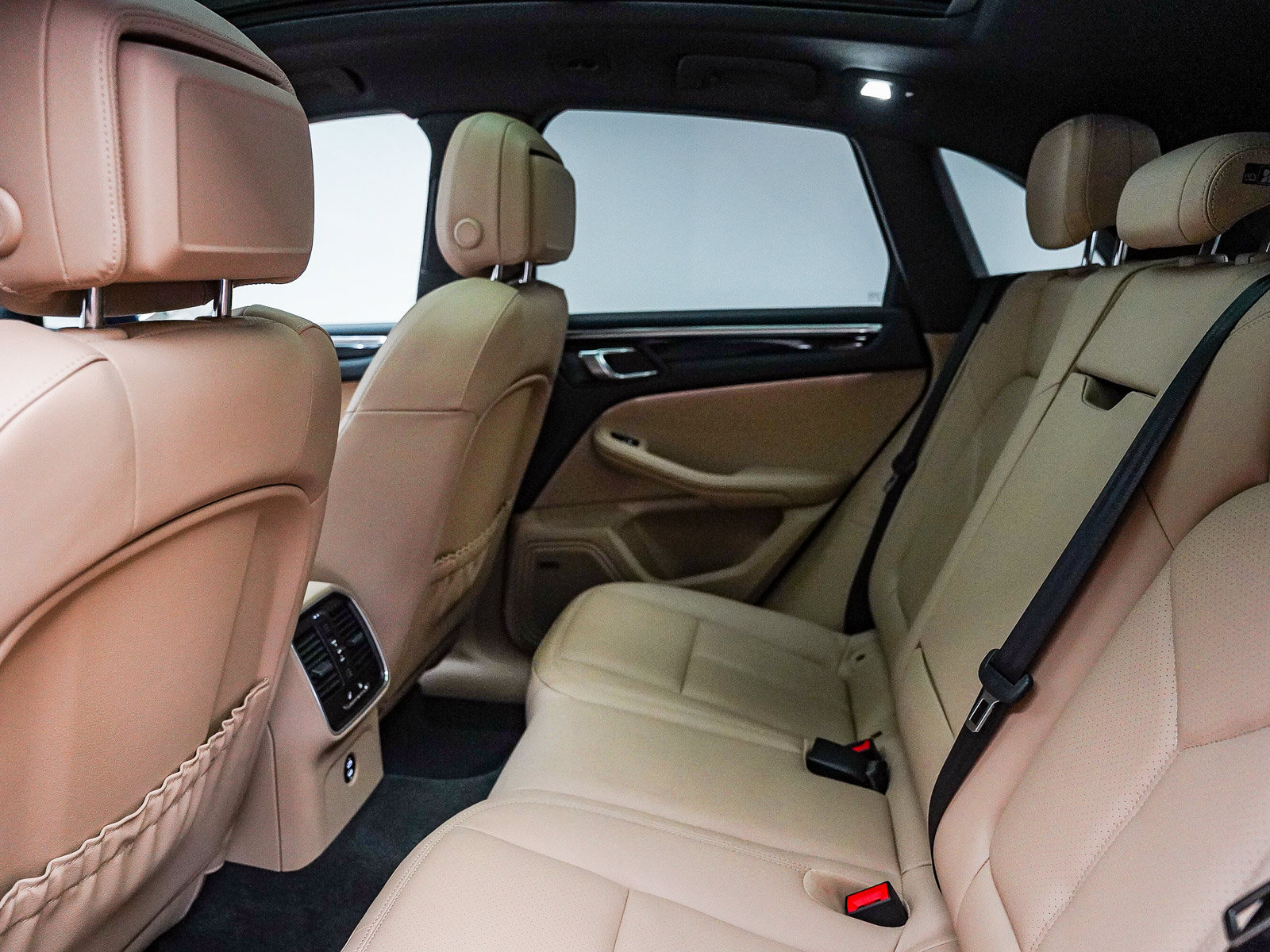 Certified 2025 Porsche Macan AWD/4WD image 23