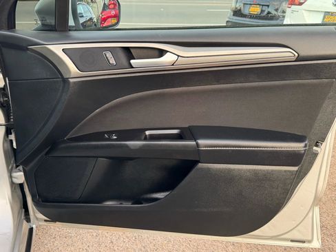 Used 2017 Ford Fusion SE w/ Fusion SE Technology Package image 32