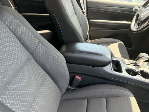 Used 2019 Jeep Grand Cherokee Laredo RWD image 9