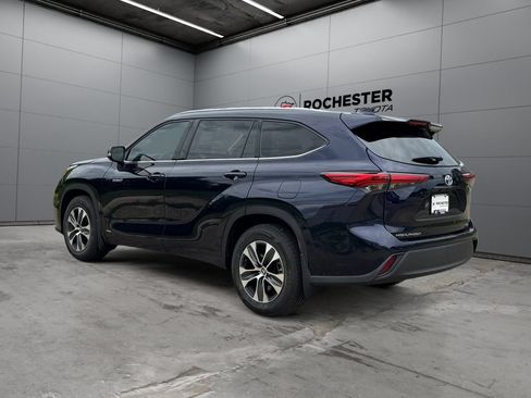Used 2021 Toyota Highlander XLE AWD/4WD image 3