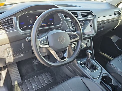 Used 2024 Volkswagen Tiguan SE image 22