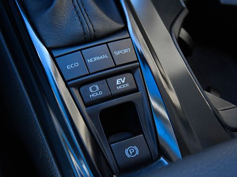 Used 2025 Toyota Camry LE image 28