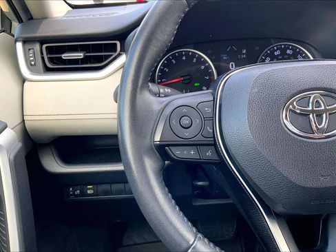 Used 2021 Toyota RAV4 XLE Premium image 24