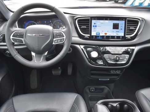 Used 2025 Chrysler Pacifica Select FWD image 21