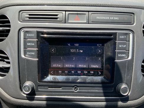 Used 2017 Volkswagen Tiguan Limited w/ Alloy Wheels Package FWD image 19