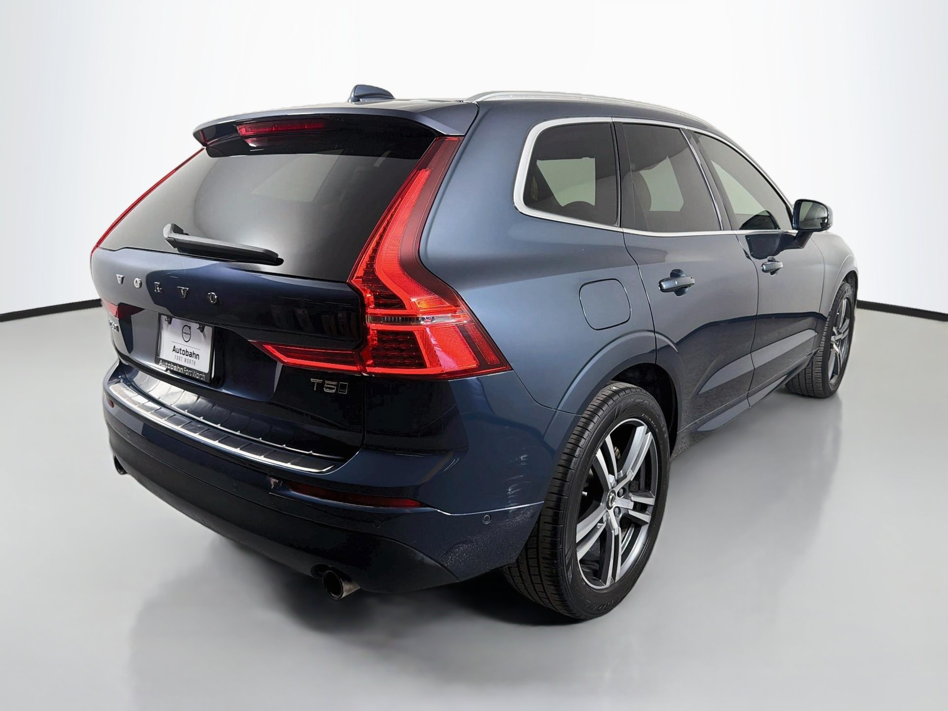 Used 2018 Volvo XC60 T5 Momentum w/ Convenience Package AWD/4WD image 6