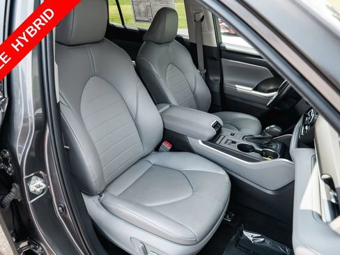 Used 2022 Toyota Highlander XLE FWD image 28