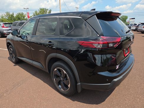 Used 2024 Nissan Rogue SV AWD/4WD image 5
