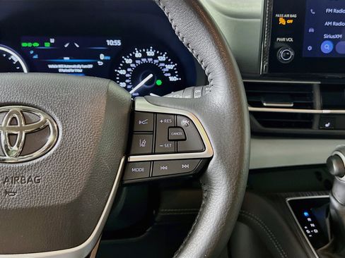 Used 2025 Toyota Sienna XLE FWD image 20