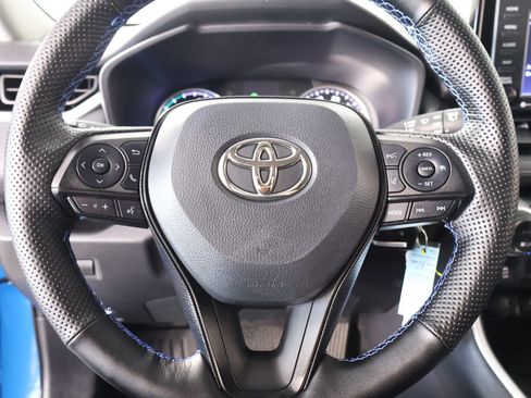 Used 2021 Toyota RAV4 LE AWD/4WD image 3