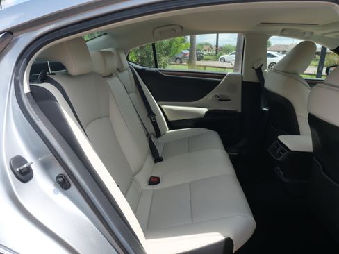 Used 2025 Lexus ES 300h w/ Premium Package image 10