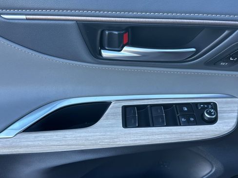 Used 2024 Toyota Venza Limited image 13