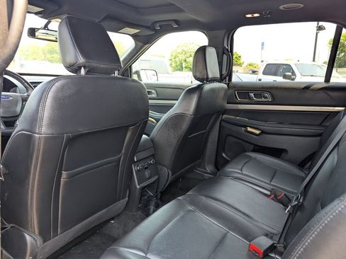 Used 2018 Ford Explorer XLT w/ Equipment Group 202A AWD/4WD image 31