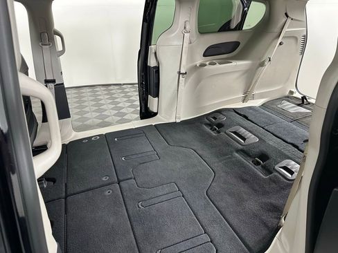 Used 2024 Chrysler Pacifica Touring-L image 22