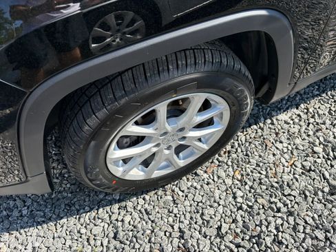 Used 2017 Jeep Cherokee Sport image 9