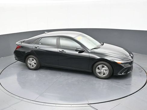 Used 2025 Hyundai Elantra SE FWD image 63