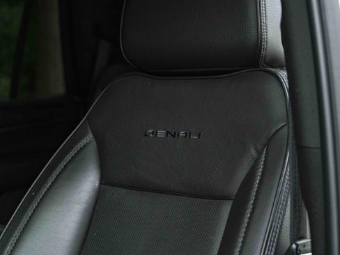 Used 2023 GMC Yukon Denali AWD/4WD image 17