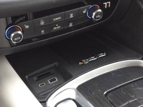 Used 2023 Buick Enclave Essence image 15