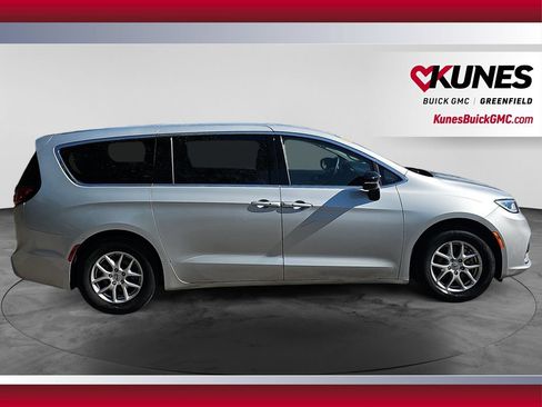 Used 2024 Chrysler Pacifica Touring-L FWD image 12
