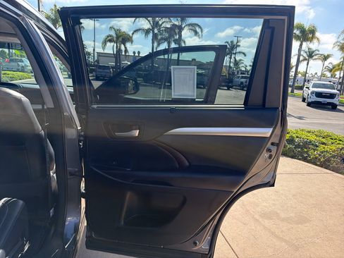 Used 2018 Toyota Highlander XLE FWD image 16