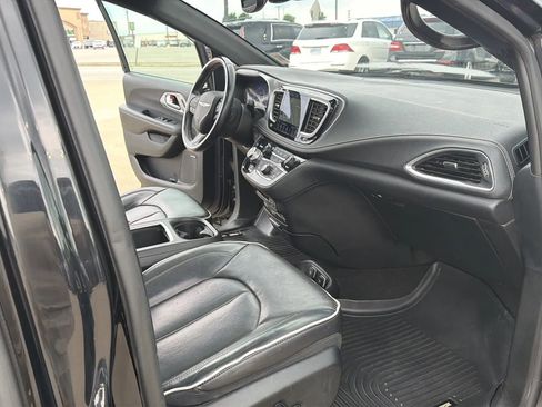 Used 2018 Chrysler Pacifica Limited w/ Advanced Safetytec Group FWD image 70