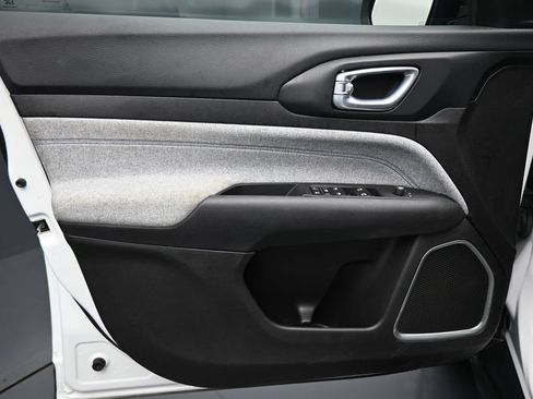 Used 2024 Jeep Compass Latitude w/ Convenience Group AWD/4WD image 10