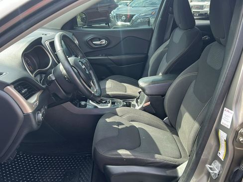 Used 2016 Jeep Cherokee Latitude w/ Comfort/Convenience Group AWD/4WD image 10