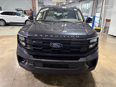 Used 2025 Ford Expedition Active AWD/4WD image 3