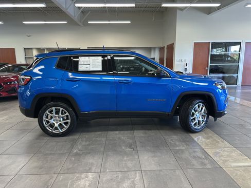 Used 2022 Jeep Compass Latitude w/ Sun and Sound Group image 12