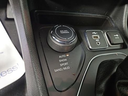 Used 2019 Jeep Cherokee Latitude Plus w/ Comfort/Convenience Group image 26