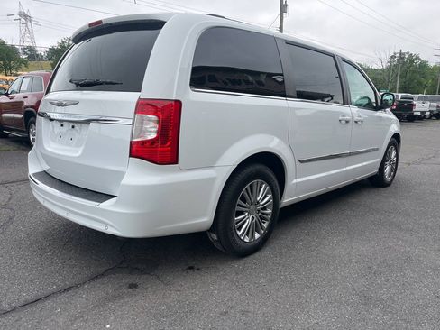 Used 2014 Chrysler Town & Country Touring-L FWD image 6