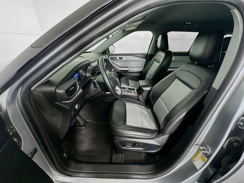 Used 2022 Ford Explorer XLT w/ Equipment Group 202A image 13